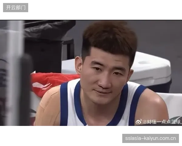 深圳队替补中锋巴吉成护筐关键,孙铭徽的健康状况决定广厦命运。 深圳队替补中锋巴吉成护筐关键,孙铭徽的健康状况决定广厦命运。